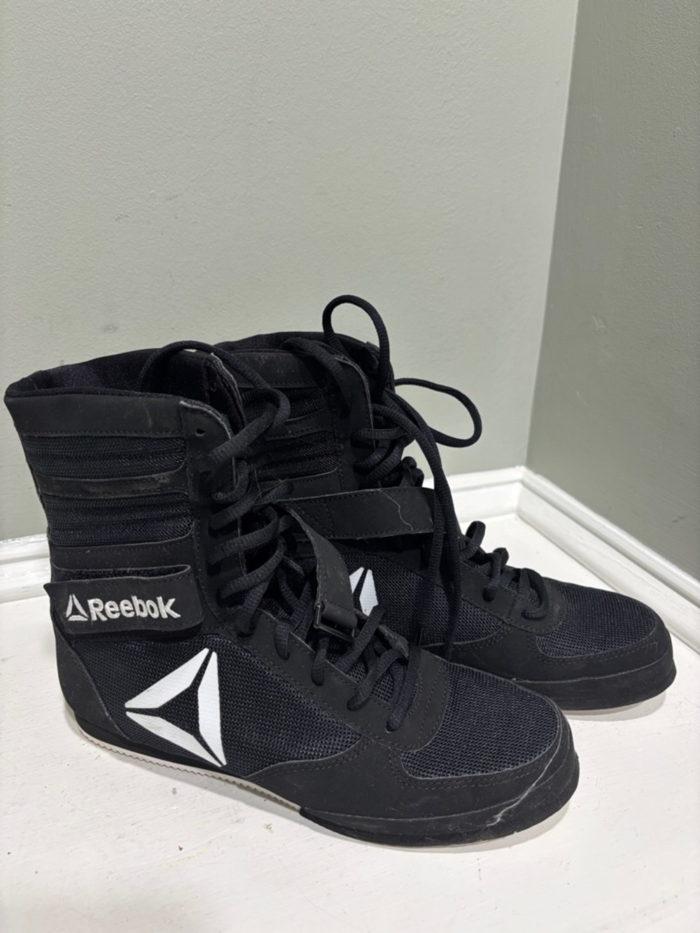 Reebok Women’s Black/White High-Top Combat Boxing Shoes-size 7